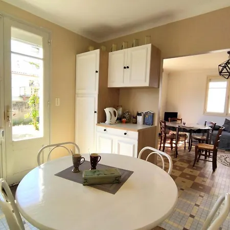 Ferienhaus Maison De Vacances - Authentique Quartier De La Chaume - 4 A 5 Pers *